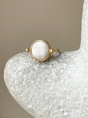 Кольцо в винтажном стиле с белым янтарем, размер 16,5