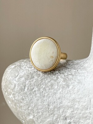 Объемное кольцо с пейзажным янтарем, размер 18
