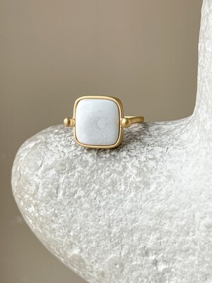Кольцо в винтажном стиле с белым янтарем, размер 17,25