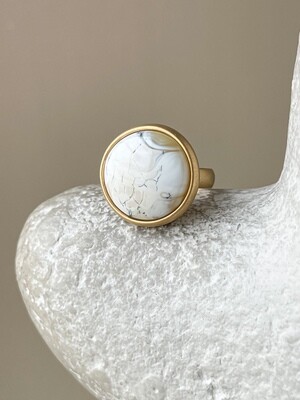 Объемное кольцо с пейзажным янтарем, размер 16