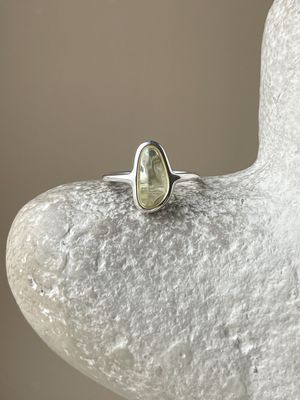 Тонкое кольцо с прозрачным янтарем, размер 17