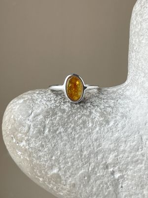 Тонкое кольцо с медовым янтарем, размер 18,75