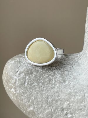 Кольцо из серебра с медовым янтарем, размер 17