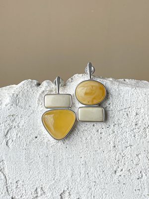 Серебряные асимметричные серьги с медовым янтарем, 7,76гр