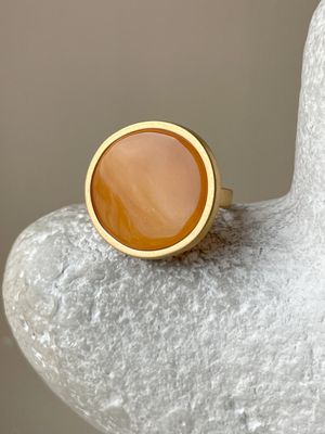 Объемное кольцо с медовым янтарем, размер 17,25