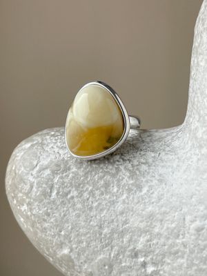 Объемное кольцо с пейзажным янтарем, размер 17,5