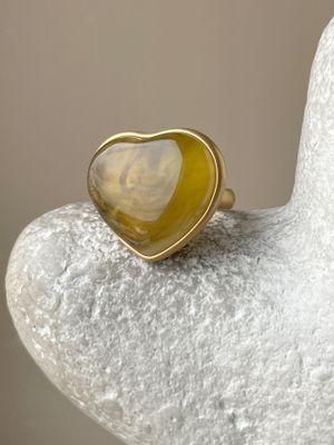 Кольцо-сердце с медовым янтарем, размер 17