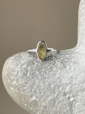 Тонкое кольцо с прозрачным янтарем, размер 18,5