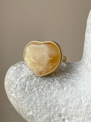 Кольцо-сердце с медовым янтарем, размер 17,5