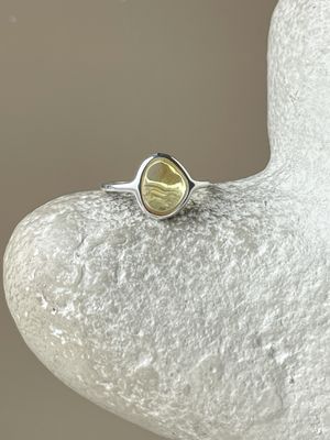 Тонкое кольцо с прозрачным янтарем, размер 18
