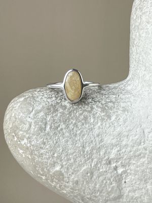 Тонкое кольцо с медовым янтарем, размер 19,5