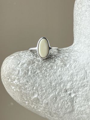 Тонкое кольцо с белым янтарем, размер 18,5