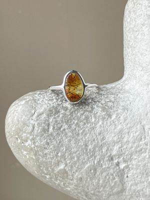 Тонкое кольцо с медовым янтарем, размер 18,75