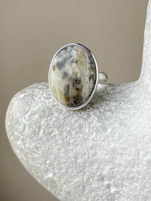 Объемное кольцо с пейзажным янтарем, размер 17,5