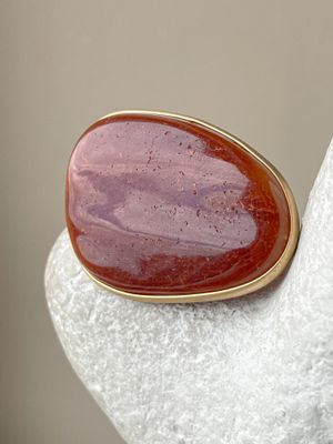 Объемное кольцо с текстурным янтарем, размер 18,5
