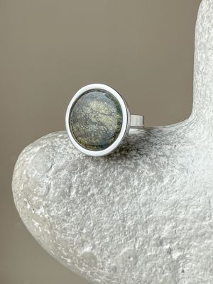Кольцо из серебра с зеленым янтарем, размер 16,5