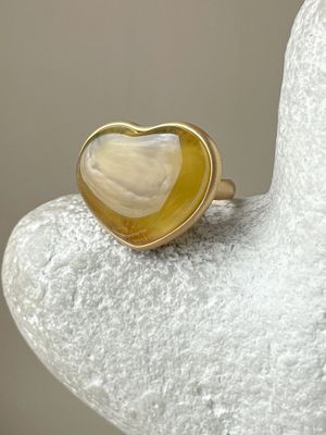 Кольцо-сердце с медовым янтарем, размер 19