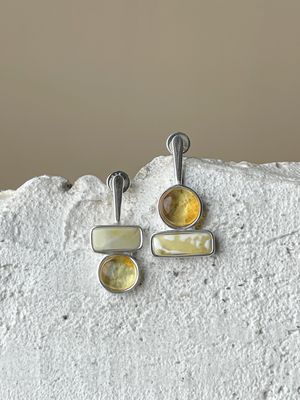 Серебряные асимметричные серьги с медовым янтарем, 3,4гр