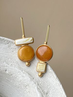 Асимметричные серьги с медовым янтарем на петле 7,36гр.
