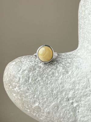 Тонкое кольцо с медовым янтарем, размер 15