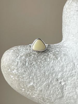 Тонкое кольцо с молочным янтарем, размер 15,5