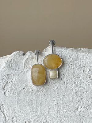 Серебряные асимметричные серьги с медовым янтарем, 4,66гр