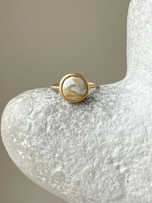 Тонкое кольцо с пейзажным янтарем, размер 17,75