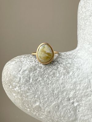 Тонкое кольцо с пейзажным янтарем, размер 16,75
