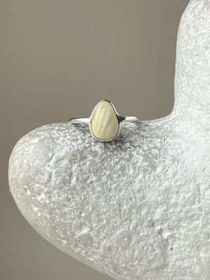 Тонкое кольцо с пейзажным янтарем, размер 19,5