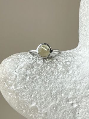 Тонкое кольцо с прозрачным янтарем, размер 17,25