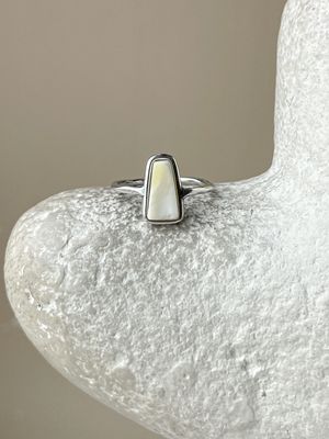 Тонкое кольцо с белым янтарем, размер 17,5
