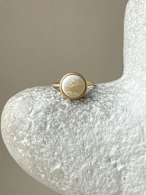Тонкое кольцо с пейзажным янтарем, размер 16,25