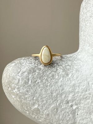Тонкое кольцо с медовым янтарем, размер 16,75