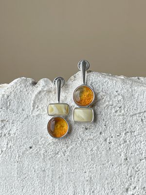 Серебряные асимметричные серьги с медовым янтарем, 3,2гр