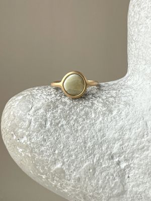 Тонкое кольцо с медовым янтарем, размер 15,5