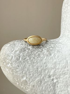 Тонкое кольцо с медовым янтарем, размер 16,25