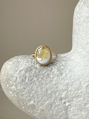 Тонкое кольцо с пейзажным янтарем, размер 16,25