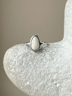 Тонкое кольцо с белым янтарем, размер 17