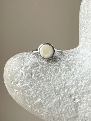 Тонкое кольцо с молочным янтарем, размер 17
