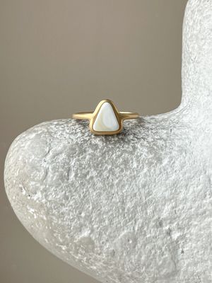 Тонкое кольцо с белым янтарем, размер 16,5