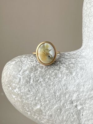 Тонкое кольцо с пейзажным янтарем, размер 15,75