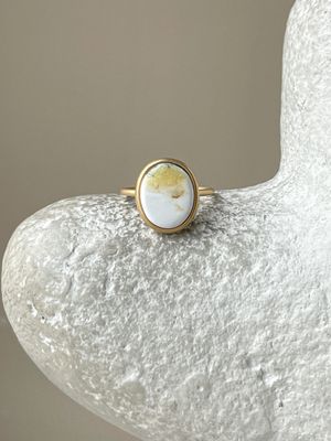 Тонкое кольцо с пейзажным янтарем, размер 15,5