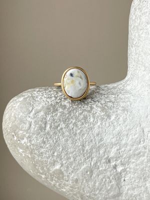 Тонкое кольцо с пейзажным янтарем, размер 16