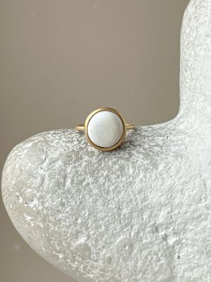 Тонкое кольцо с белым янтарем, размер 15,25