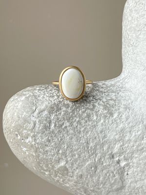 Тонкое кольцо с белым янтарем, размер 15,75