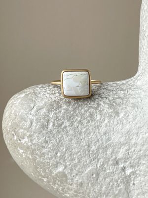 Тонкое кольцо с белым янтарем, размер 18