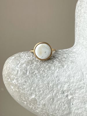 Тонкое кольцо с белым янтарем, размер 16,25