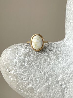 Тонкое кольцо с пейзажным янтарем, размер 15,5