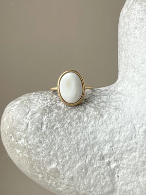 Тонкое кольцо с белым янтарем, размер 17