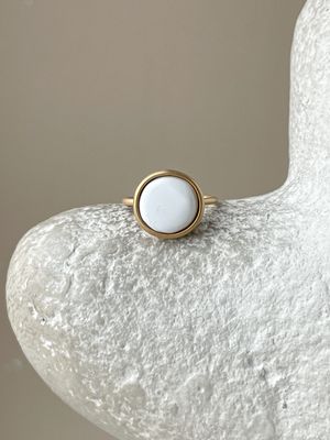Тонкое кольцо с белым янтарем, размер 15,5